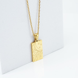 Collier pendentif carte de tarot en acier inoxydable plaqué or 18K PVD |   Collier carré avec pendentif Tarot pour femme - Product Image 4