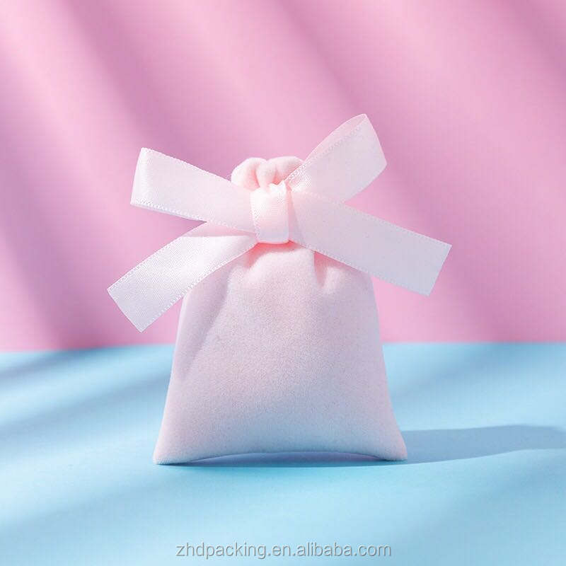 Rose avec ruban rose clair