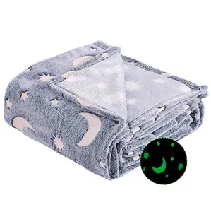 Personnalisé Enfants Adulte Étoile Lune Mantas Flanelle Corail Couverture fluorescente Lumineuse Polaire Magique Lueur Dans La Couverture Noire