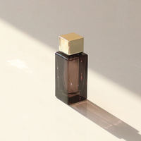 Flacon de parfum carré en verre transparent de luxe, conçu sur mesure par l'usine OEM, avec surface décorée, diffuseur à bâtonnets, 30ml/50ml/100ml