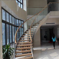 Escalier courbé sur mesure en bois, design minimaliste moderne pour l'intérieur de la maison