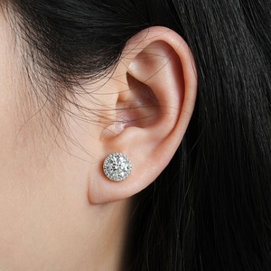 Venta al por mayor de fábrica: Pendientes clásicos de moissanita VVS GRA de 1 quilate con corte redondo y relleno de oro de 14k para mujer, uso diario - Product Image 5