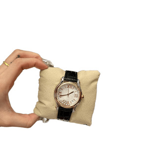 Reloj de pulsera con esfera redonda y movimiento de cuarzo con detalles de cristales móviles y correa de cuero con diseño de cocodrilo para mujer Chopards - Product Image 2