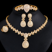 Parure de bijoux romantique plaquée rhodium pour mariée, idéale pour les cadeaux de fiançailles et d'anniversaire - Comprend un collier et des boucles d'oreilles, conçues dans le Guangdong