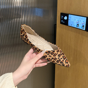 <span class=keywords><strong>Scarpe</strong></span> basse a punta con tacco piatto di primavera nuove <span class=keywords><strong>scarpe</strong></span> basse alla moda coreane leopardo <span class=keywords><strong>taglia</strong></span> grande <span class=keywords><strong>42</strong></span> a bocca bassa grandi <span class=keywords><strong>scarpe</strong></span> singole <span class=keywords><strong>scarpe</strong></span> da <span class=keywords><strong>donna</strong></span> - Product Image 4