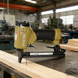 Grapadora Neumática <span class=keywords><strong>de</strong></span> Acero Endurecido 20GA 13mm con <span class=keywords><strong>Grapas</strong></span> Finas en Forma <span class=keywords><strong>de</strong></span> U 1013J - Product Image 1