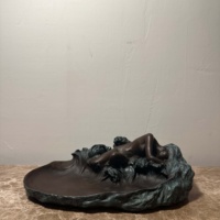 Sculpture classique en bronze d'une jeune fille entourée de vagues, cendrier décoratif artistique avec une statue figurative