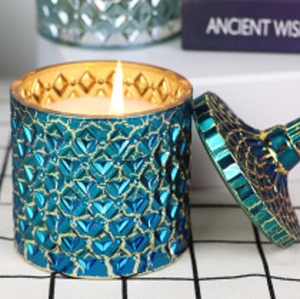 เทียนหอมกลิ่นอโรมาจากธรรมชาติ บรรจุในแก้วทรงกระบอกเคลือบสีพาสเทลลายปาล์ม - Product Image 2