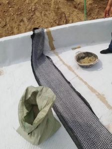 現代の防水土工ジオシンセティック粘土ライナーベントナイト腫れプラスチック膜公園埋立地土工ジオテキスタイル - Product Image 6