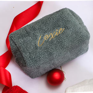 กระเป๋าเครื่องสำอางขนเฟอร์แบบส่วนตัว ปักชื่อตามสั่ง สำหรับผู้หญิง - Product Image 4