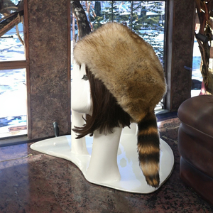 قبعة شتوية من فرو الراكون الصناعي عالية الجودة مع ذيل قبعات دافئة أنيقة للنساء للعمل والسفر - Product Image 3