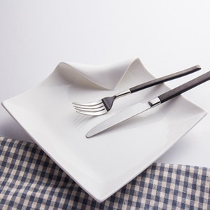 Assiette de table irrégulière <span class=keywords><strong>originale</strong></span> en porcelaine <span class=keywords><strong>blanche</strong></span> écologique, personnalisable avec logo, vente en gros d'usine pour restaurants - Product Image 2