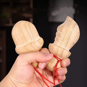 Pendentif couteau miniature en bois de pêche, élégant et raffiné, sculpté à la main pour la fabrication de bijoux et jouets - Product Image 1