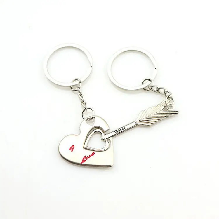 Spot wholesale metal arrow through the heart couple keychain creative Valentine's Day activities to give small gifts