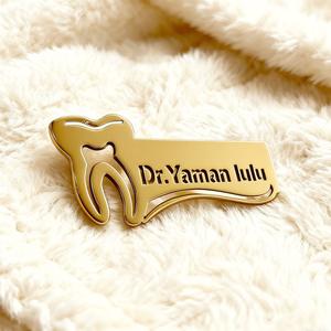 Broche souvenir dentaire personnalisable avec nom, cadeau attrayant pour dentiste, broche professionnelle avec nom et titre, peut être vierge ou personnalisée avec <span class=keywords><strong>les</strong></span> noms des clients - Product Image 2