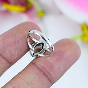 แหวนเงินแท้ 925 ประดับด้วยพลอยควอตซ์สโมคกี้ทรงรี ดีไซน์หรูหรา แหวนวงเปิด - Product Image 3