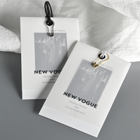 Étiquette de carte en carton à impression personnalisée emballage de vêtement étiquette volante étiquettes volantes pour vêtements
