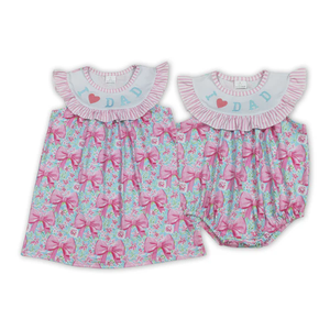 Barboteuse tendance rose à imprimé floral avec nœud pour la fête des Pères, vêtements de boutique pour bébés et nourrissons, broderie « I Love Dad », vêtements à volants - Product Image 1