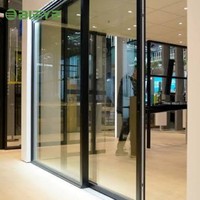 Porte coulissante en aluminium sur mesure, renforcée et robuste, conçue pour les ouvertures murales extra-larges des villas privées haut de gamme