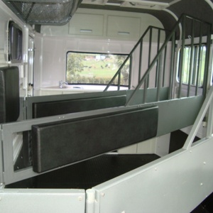 Semirremolque HERUI de Carga Angular para 2 Caballos con Doble Eje, Frenos Eléctricos, Capacidad de 4T, Remolque para Caballos Tipo Camper - Product Image 5