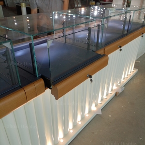 Vetrina Espositiva Personalizzata per Chiosco, Vetrina in Vetro con Serratura, Espositore Commerciale Moderno con LED per Orologi e Gioielli - Product Image 3