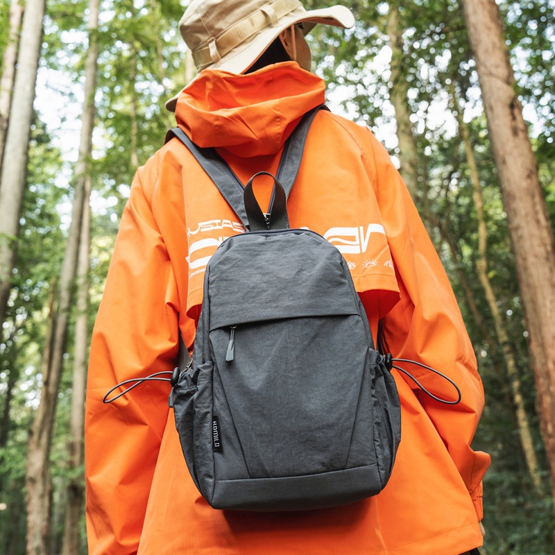 Le gris (grand) peut être porté comme sac à dos ou sac à bandoulière