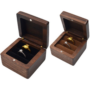 Custom Logo Square Wood Ring Box Packaging Walnut Luxury Gift Ring Case Mini Boxing Ring Wedding Jewelry Display Storage Box