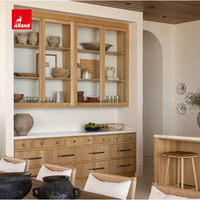 Armoires de cuisine Alland sur mesure en chêne clair Wabi Sabi et chêne blanc Shaker avec plan de travail en quartz, design inspiré de l'architecture