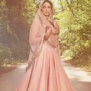 Robe de mariage en soie avec un design époustouflant, broderie décente, longueur au sol, perles de verre en cristal ornées de Dupatta, travail Dabka - Product Image 1