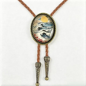 Cravate Bolo en Cuir avec Motif Vitrail Renard Jouant du Banjo, Sangle Réglable et Embouts Métalliques - Product Image 3