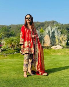 Georgette de imitación pesada con trabajo de secuencia de bordado pesado con trabajo hecho a mano de espejo real con menos borde con manga completa - Product Image 3