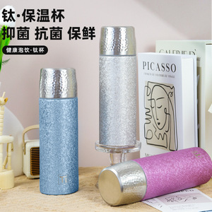 แก้วน้ำเก็บความร้อนไทเทเนียม ลายเกล็ดหิมะ สีเงิน ชมพู ฟ้า ความจุขนาดใหญ่ พร้อมที่กรองชา สำหรับแคมป์ปิ้ง รุ่นใหม่ ปี 2025 - Product Image 1