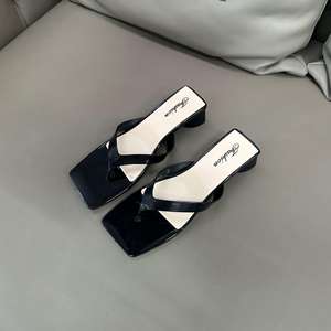 รองเท้าแตะสำหรับคนขี้เกียจสำหรับใส่กลางแจ้ง รองเท้าผู้หญิงสำหรับฤดูร้อนที่มีสไตล์พร้อมเทรนด์แฟชั่นที่ทันสมัย ใส่ได้หลากหลายและมีคุณสมบัติกันลื่น - Product Image 4