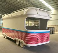 Food Truck de style train, équipé d'une machine à pop-corn, proposant des services de restauration rapide, de barbecue et de hot-dogs lors des événements de carnaval