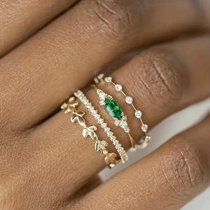 Anello da Donna Placcato Oro con Smeraldo, Taglio Marquise, Design a Pianta con Diamanti, Gioiello di Fidanzamento in Oro Giallo, Anelli Impilabili - Product Image 1