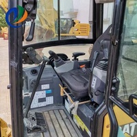 Vente flash : Mini-excavatrice sur chenilles CAT 302 d'occasion, compacte et hydraulique, idéale pour les chantiers étroits