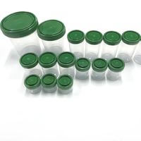 Vaso desechable de plástico para muestras de orina, contenedor estéril para recolección de muestras con tapa de rosca verde y escala.
