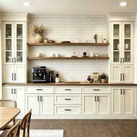 Buffet de style farmhouse américain blanc, meuble de bar à café intégré avec vitrines en verre