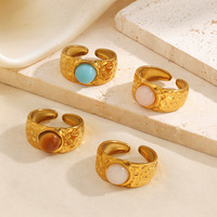 Dina 18K Vergoldeter Breiter Ring mit Gehämmerter Textur, Offener Ring mit Rundem Farbstein, Edelstahl Retro Fingerschmuck