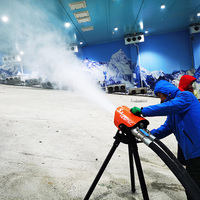 Les systèmes de fabrication de neige en intérieur sont utilisés pour construire des châteaux de neige, des maisons en neige, des mondes féériques et des mini-hüttes enneigées dans les stations de ski intérieures.