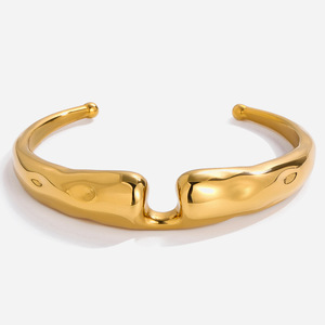Bracelet minimaliste en acier inoxydable plaqué or 18 carats, ouverture concave en forme de U, bijoux unisexe - Product Image 1