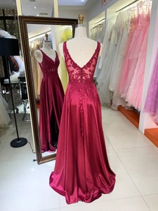 Robe de soirée élégante et simple en satin rouge à col en V avec motifs brodés à la main Serene Hill Dresses Evening Gowns - Product Image 5