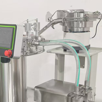 Machine de remplissage et de bouchage de poches souples avec alimentation par trémie optionnelle pour matériaux pâteux et remplissage servo-assisté