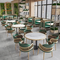 Ensemble de mobilier pour café-restaurant : banquette en cuir vert, table à manger en marbre, fauteuils en rotin à structure en bois pour restaurant