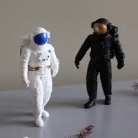 Figurine d'astronaute sculptée en résine, écologique, personnage de film et de télévision, décoration moderne pour la maison, thème spatial, ornement décoratif pour bureau