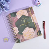 Agenda hebdomadaire et mensuel personnalisé avec logo en feuille d'or, motif géométrique hexagonal en spirale, couverture rigide et coins métalliques dorés