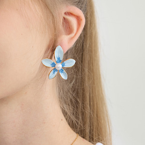Pendientes con forma de flor con incrustaciones de perlas de acero inoxidable, joyería de uso diario para mujer - Product Image 2