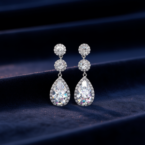 E1038 Orecchini pendenti in cristallo oro bianco per donna, stile classico da matrimonio, con montatura a castone - Product Image 2