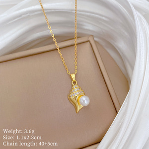 Collana elegante per clavicola di perle di lumaca di fiume e acciaio inossidabile che presenta gioielli da donna in stile sofisticato - Product Image 4