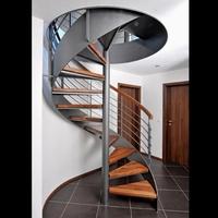 Escalier en colimaçon moderne en acier avec main courante en fil d'acier, structure sûre et durable pour appartement intérieur
